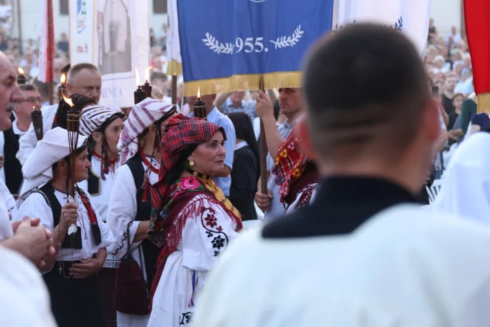 (VELIKA FOTOGALERIJA) Mnoštvo vjernika proslavilo Gospu od suza u Pleternici: „Suze Marijine su svete, a svaka prolivena suza je molitva i vapaj“