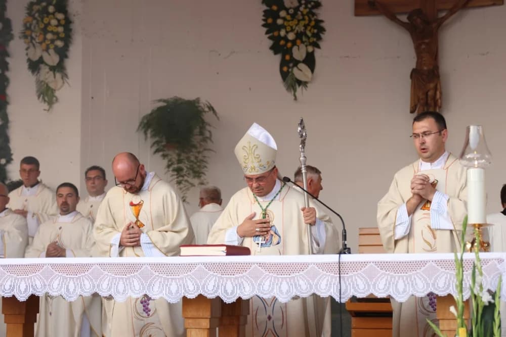 (VELIKA FOTOGALERIJA) Mnoštvo vjernika proslavilo Gospu od suza u Pleternici: „Suze Marijine su svete, a svaka prolivena suza je molitva i vapaj“