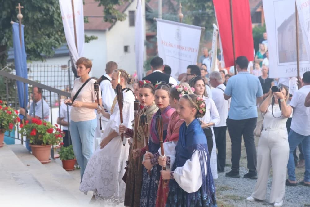 (VELIKA FOTOGALERIJA) Mnoštvo vjernika proslavilo Gospu od suza u Pleternici: „Suze Marijine su svete, a svaka prolivena suza je molitva i vapaj“