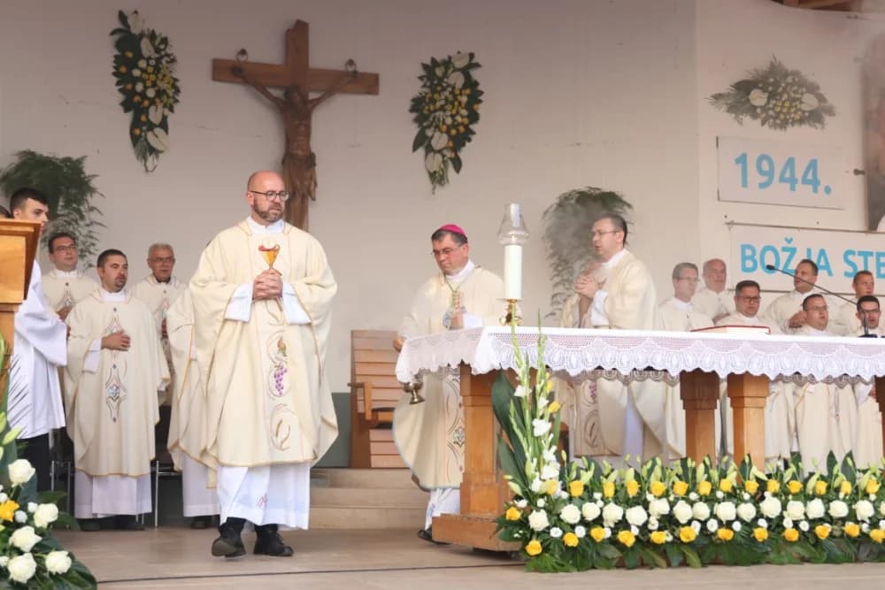 (VELIKA FOTOGALERIJA) Mnoštvo vjernika proslavilo Gospu od suza u Pleternici: „Suze Marijine su svete, a svaka prolivena suza je molitva i vapaj“