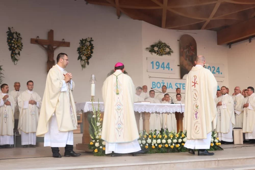 (VELIKA FOTOGALERIJA) Mnoštvo vjernika proslavilo Gospu od suza u Pleternici: „Suze Marijine su svete, a svaka prolivena suza je molitva i vapaj“