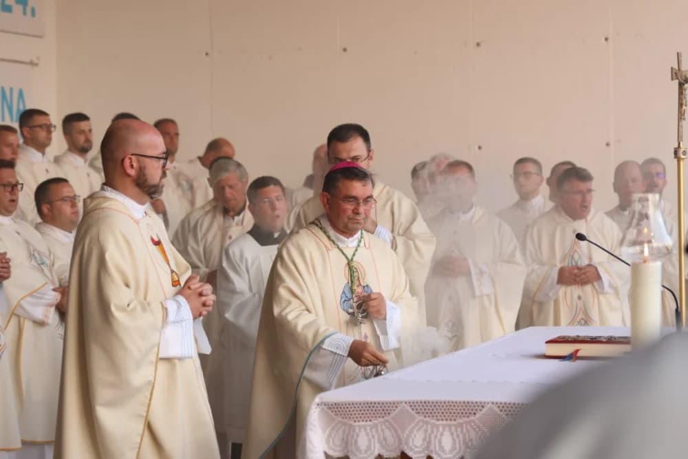 (VELIKA FOTOGALERIJA) Mnoštvo vjernika proslavilo Gospu od suza u Pleternici: „Suze Marijine su svete, a svaka prolivena suza je molitva i vapaj“