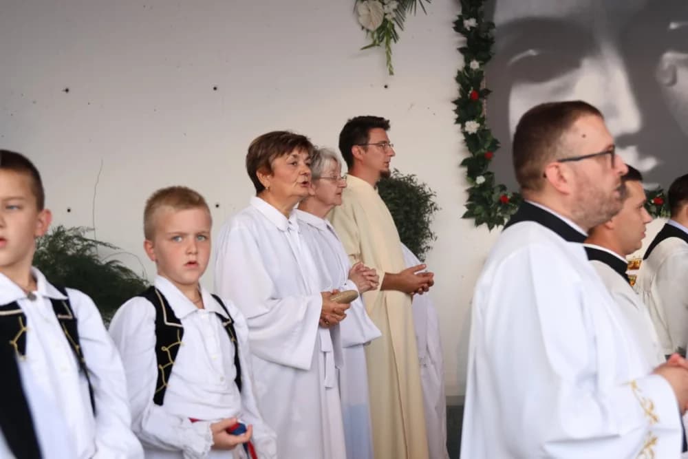 (VELIKA FOTOGALERIJA) Mnoštvo vjernika proslavilo Gospu od suza u Pleternici: „Suze Marijine su svete, a svaka prolivena suza je molitva i vapaj“