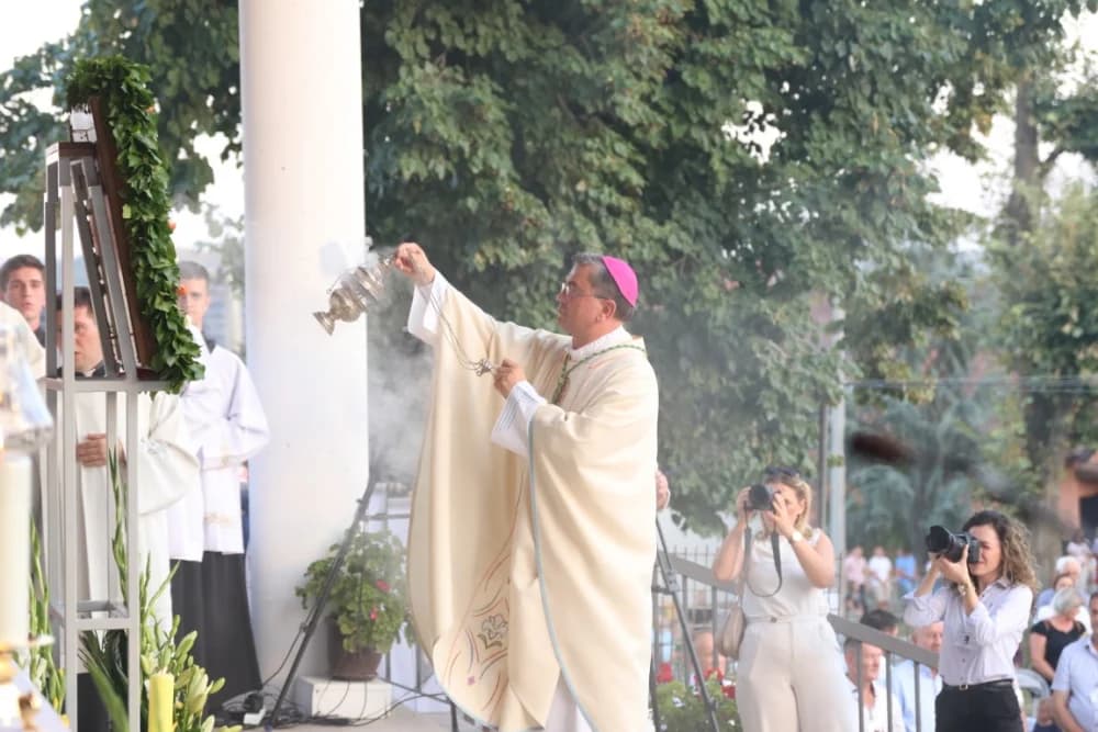 (VELIKA FOTOGALERIJA) Mnoštvo vjernika proslavilo Gospu od suza u Pleternici: „Suze Marijine su svete, a svaka prolivena suza je molitva i vapaj“