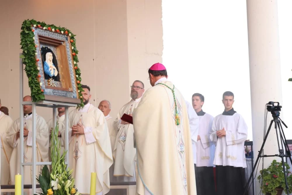 (VELIKA FOTOGALERIJA) Mnoštvo vjernika proslavilo Gospu od suza u Pleternici: „Suze Marijine su svete, a svaka prolivena suza je molitva i vapaj“