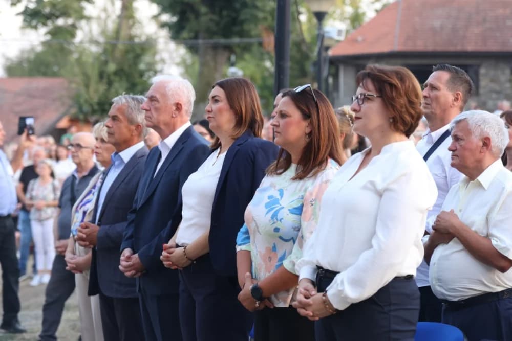 (VELIKA FOTOGALERIJA) Mnoštvo vjernika proslavilo Gospu od suza u Pleternici: „Suze Marijine su svete, a svaka prolivena suza je molitva i vapaj“