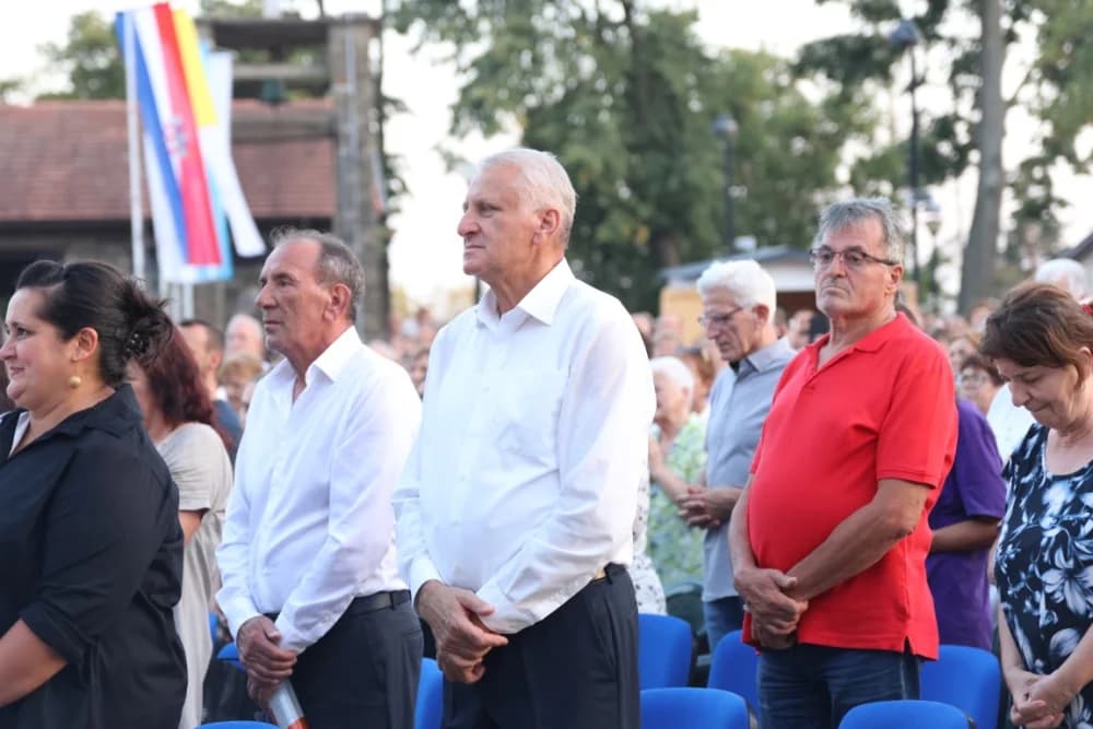 (VELIKA FOTOGALERIJA) Mnoštvo vjernika proslavilo Gospu od suza u Pleternici: „Suze Marijine su svete, a svaka prolivena suza je molitva i vapaj“