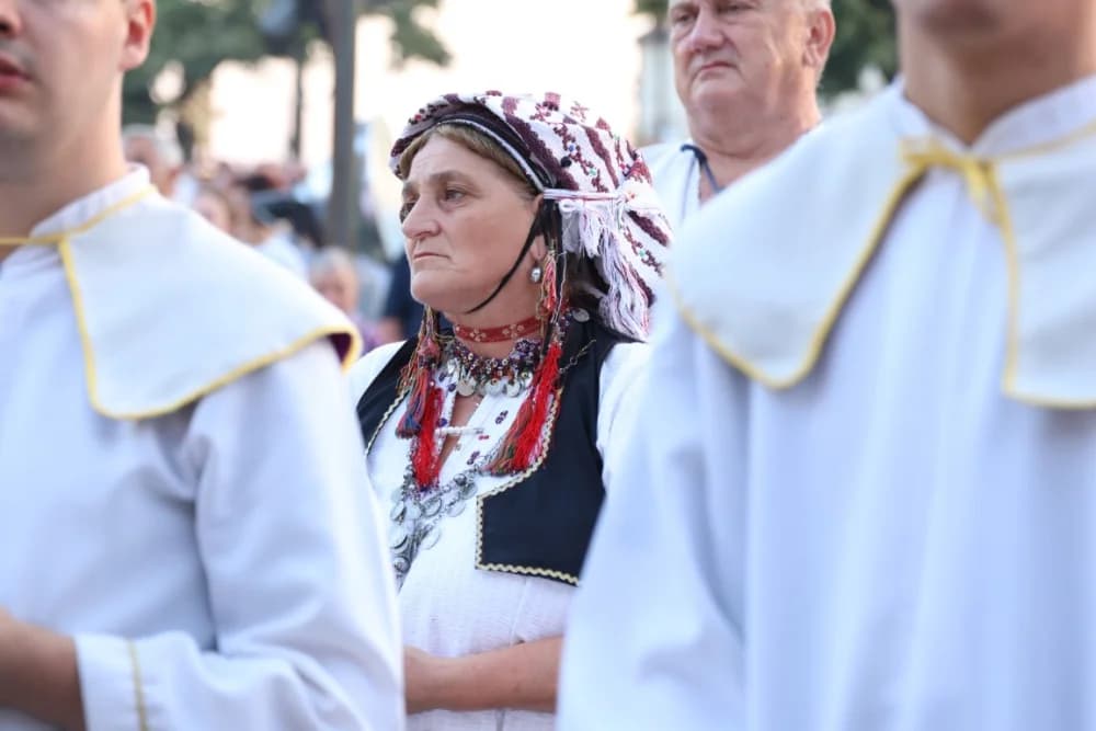 (VELIKA FOTOGALERIJA) Mnoštvo vjernika proslavilo Gospu od suza u Pleternici: „Suze Marijine su svete, a svaka prolivena suza je molitva i vapaj“