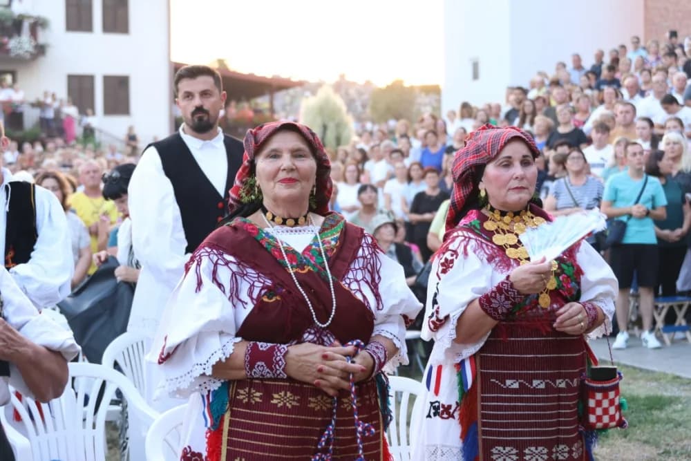 (VELIKA FOTOGALERIJA) Mnoštvo vjernika proslavilo Gospu od suza u Pleternici: „Suze Marijine su svete, a svaka prolivena suza je molitva i vapaj“
