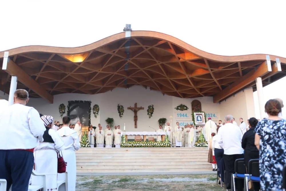 (VELIKA FOTOGALERIJA) Mnoštvo vjernika proslavilo Gospu od suza u Pleternici: „Suze Marijine su svete, a svaka prolivena suza je molitva i vapaj“