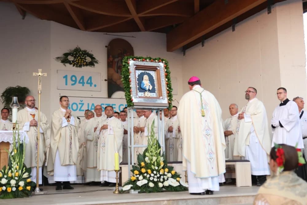 (VELIKA FOTOGALERIJA) Mnoštvo vjernika proslavilo Gospu od suza u Pleternici: „Suze Marijine su svete, a svaka prolivena suza je molitva i vapaj“