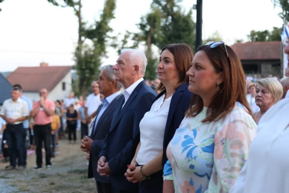 (VELIKA FOTOGALERIJA) Mnoštvo vjernika proslavilo Gospu od suza u Pleternici: „Suze Marijine su svete, a svaka prolivena suza je molitva i vapaj“