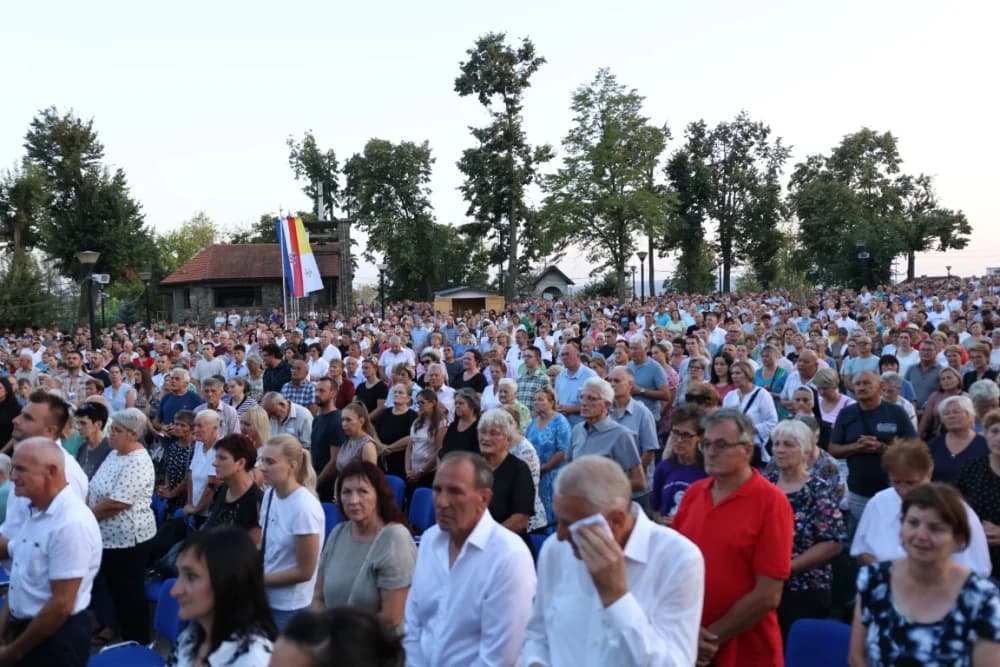 (VELIKA FOTOGALERIJA) Mnoštvo vjernika proslavilo Gospu od suza u Pleternici: „Suze Marijine su svete, a svaka prolivena suza je molitva i vapaj“