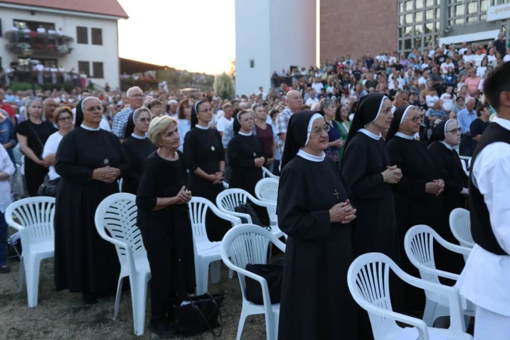 (VELIKA FOTOGALERIJA) Mnoštvo vjernika proslavilo Gospu od suza u Pleternici: „Suze Marijine su svete, a svaka prolivena suza je molitva i vapaj“