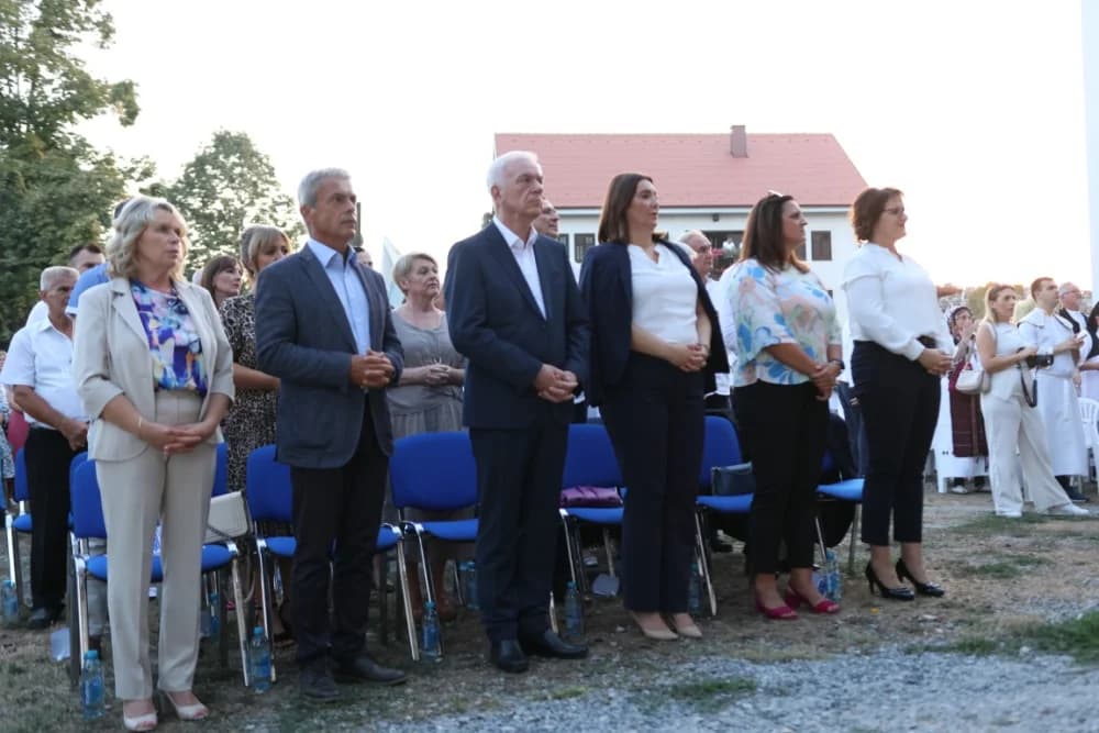(VELIKA FOTOGALERIJA) Mnoštvo vjernika proslavilo Gospu od suza u Pleternici: „Suze Marijine su svete, a svaka prolivena suza je molitva i vapaj“