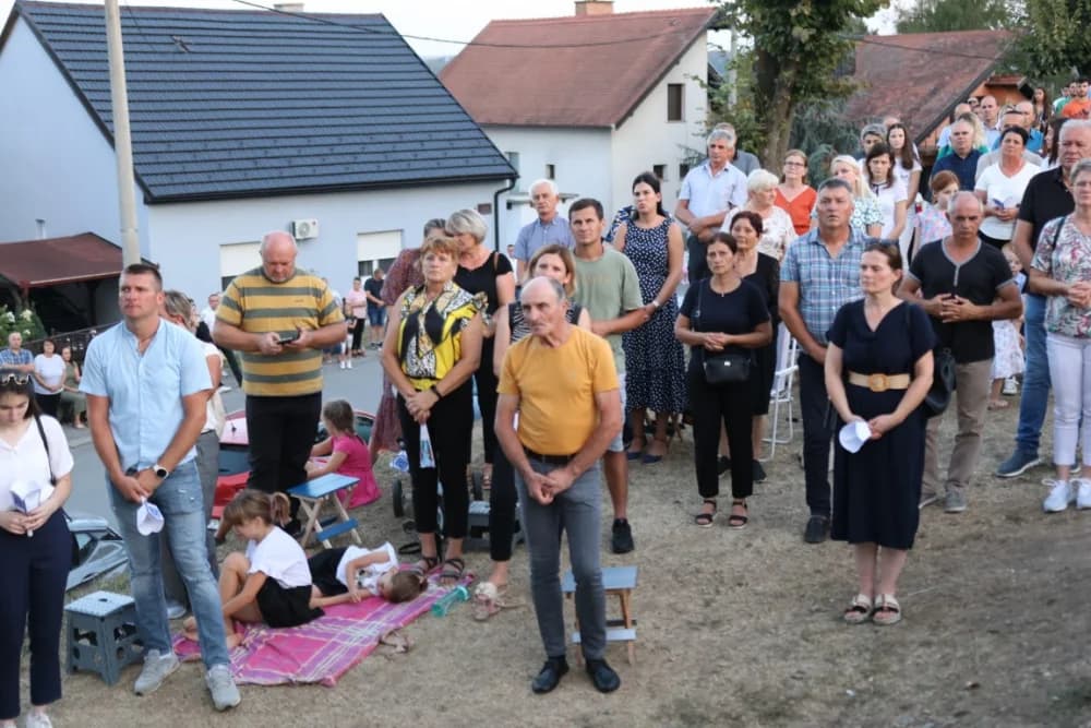 (VELIKA FOTOGALERIJA) Mnoštvo vjernika proslavilo Gospu od suza u Pleternici: „Suze Marijine su svete, a svaka prolivena suza je molitva i vapaj“