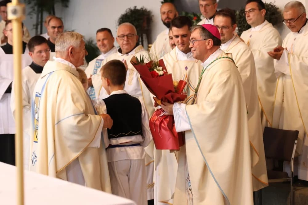 (VELIKA FOTOGALERIJA) Mnoštvo vjernika proslavilo Gospu od suza u Pleternici: „Suze Marijine su svete, a svaka prolivena suza je molitva i vapaj“