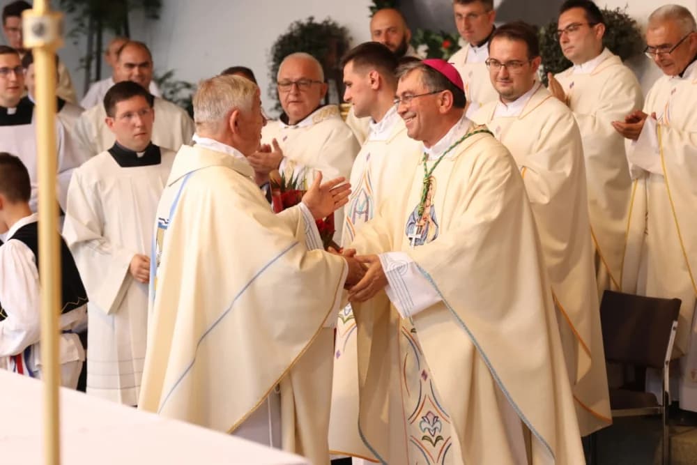 (VELIKA FOTOGALERIJA) Mnoštvo vjernika proslavilo Gospu od suza u Pleternici: „Suze Marijine su svete, a svaka prolivena suza je molitva i vapaj“