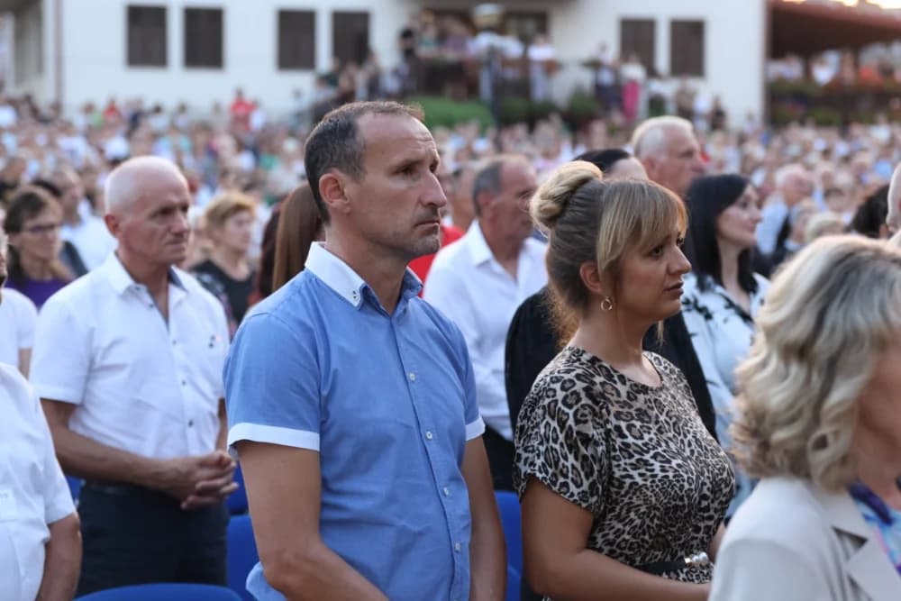 (VELIKA FOTOGALERIJA) Mnoštvo vjernika proslavilo Gospu od suza u Pleternici: „Suze Marijine su svete, a svaka prolivena suza je molitva i vapaj“
