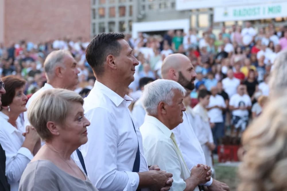 (VELIKA FOTOGALERIJA) Mnoštvo vjernika proslavilo Gospu od suza u Pleternici: „Suze Marijine su svete, a svaka prolivena suza je molitva i vapaj“