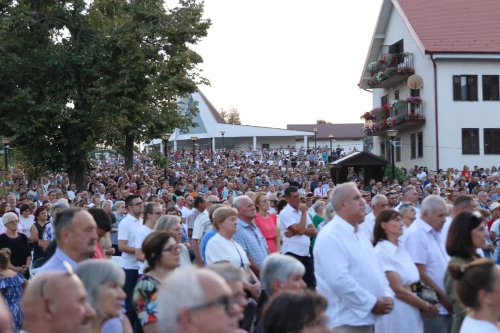 (VELIKA FOTOGALERIJA) Mnoštvo vjernika proslavilo Gospu od suza u Pleternici: „Suze Marijine su svete, a svaka prolivena suza je molitva i vapaj“