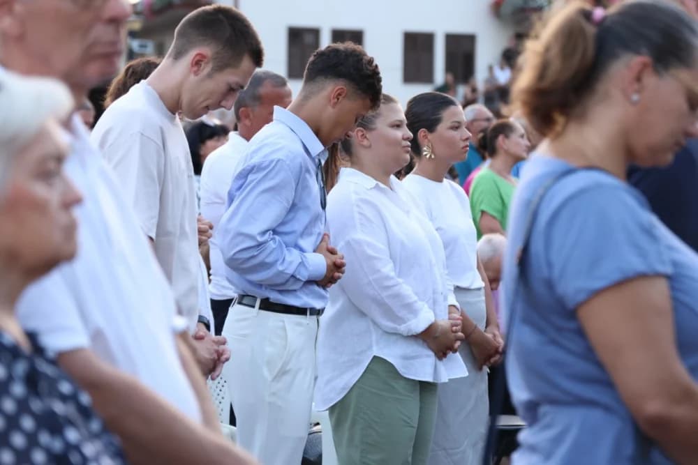 (VELIKA FOTOGALERIJA) Mnoštvo vjernika proslavilo Gospu od suza u Pleternici: „Suze Marijine su svete, a svaka prolivena suza je molitva i vapaj“