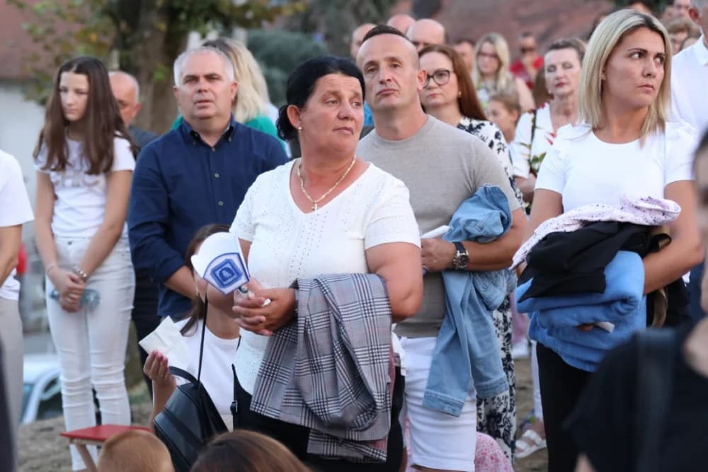 (VELIKA FOTOGALERIJA) Mnoštvo vjernika proslavilo Gospu od suza u Pleternici: „Suze Marijine su svete, a svaka prolivena suza je molitva i vapaj“