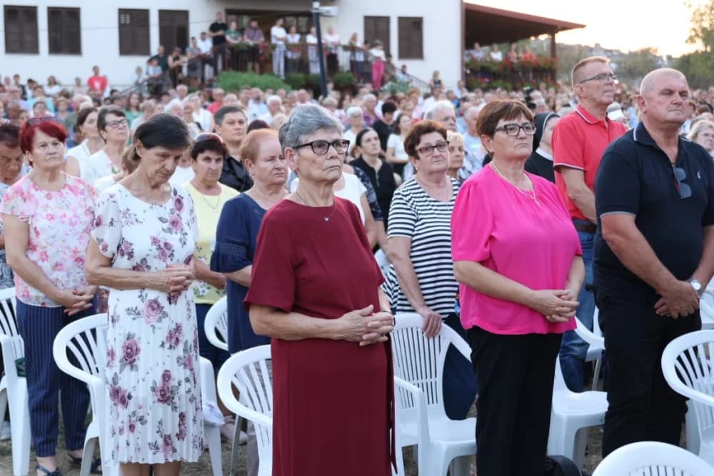 (VELIKA FOTOGALERIJA) Mnoštvo vjernika proslavilo Gospu od suza u Pleternici: „Suze Marijine su svete, a svaka prolivena suza je molitva i vapaj“