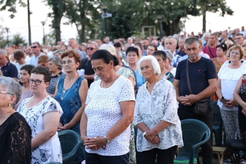 (VELIKA FOTOGALERIJA) Mnoštvo vjernika proslavilo Gospu od suza u Pleternici: „Suze Marijine su svete, a svaka prolivena suza je molitva i vapaj“