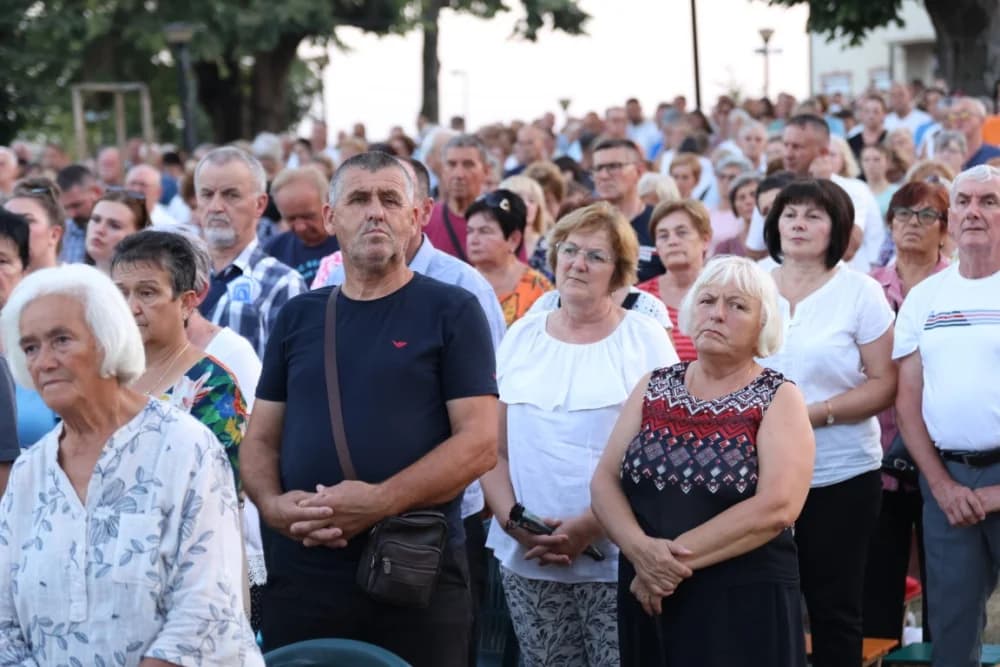 (VELIKA FOTOGALERIJA) Mnoštvo vjernika proslavilo Gospu od suza u Pleternici: „Suze Marijine su svete, a svaka prolivena suza je molitva i vapaj“