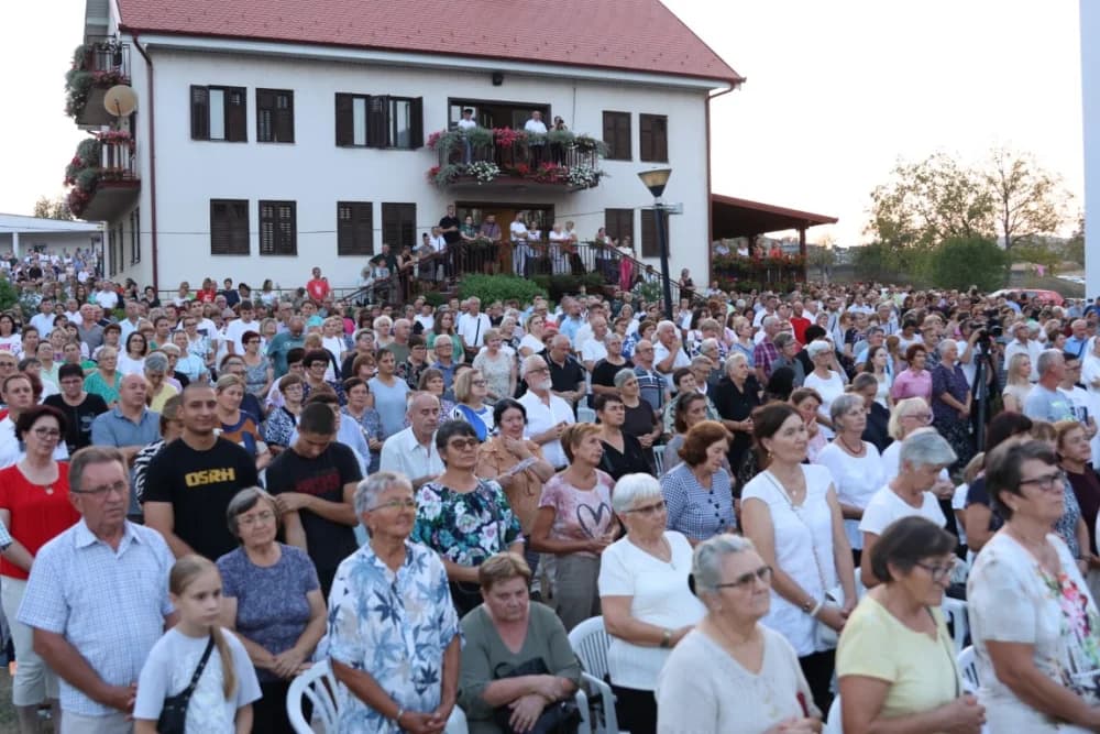 (VELIKA FOTOGALERIJA) Mnoštvo vjernika proslavilo Gospu od suza u Pleternici: „Suze Marijine su svete, a svaka prolivena suza je molitva i vapaj“