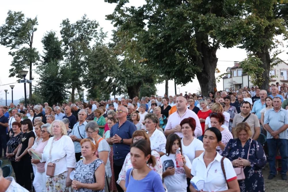 (VELIKA FOTOGALERIJA) Mnoštvo vjernika proslavilo Gospu od suza u Pleternici: „Suze Marijine su svete, a svaka prolivena suza je molitva i vapaj“