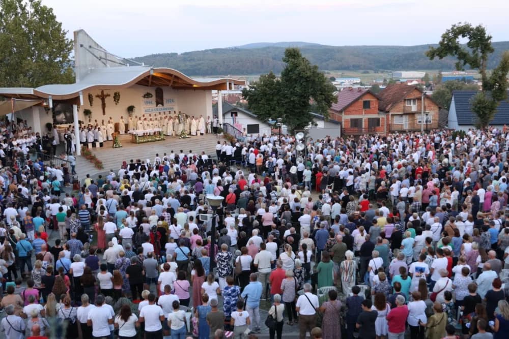 (VELIKA FOTOGALERIJA) Mnoštvo vjernika proslavilo Gospu od suza u Pleternici: „Suze Marijine su svete, a svaka prolivena suza je molitva i vapaj“