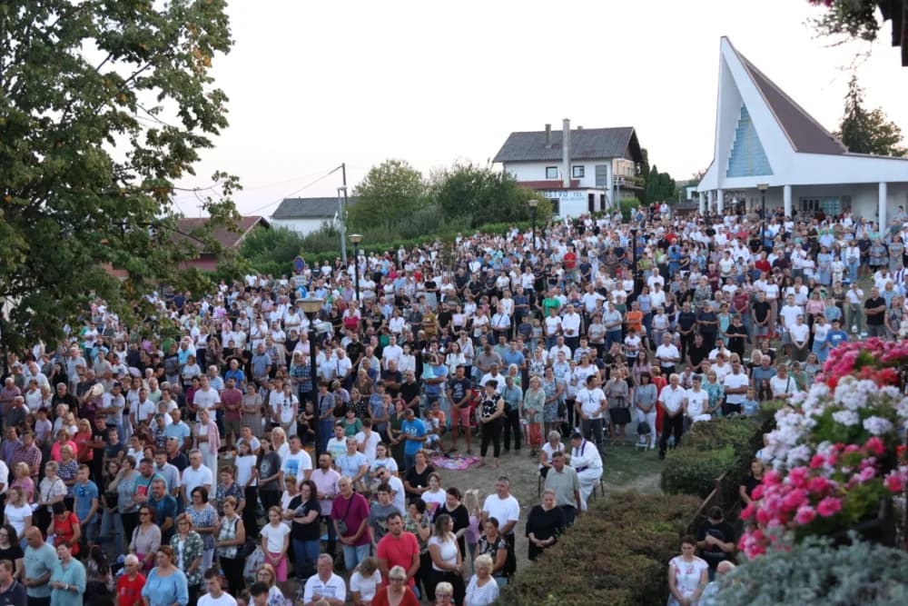 (VELIKA FOTOGALERIJA) Mnoštvo vjernika proslavilo Gospu od suza u Pleternici: „Suze Marijine su svete, a svaka prolivena suza je molitva i vapaj“