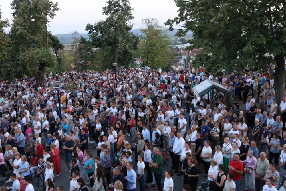 (VELIKA FOTOGALERIJA) Mnoštvo vjernika proslavilo Gospu od suza u Pleternici: „Suze Marijine su svete, a svaka prolivena suza je molitva i vapaj“