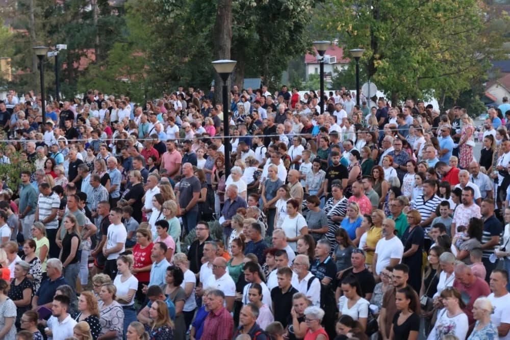 (VELIKA FOTOGALERIJA) Mnoštvo vjernika proslavilo Gospu od suza u Pleternici: „Suze Marijine su svete, a svaka prolivena suza je molitva i vapaj“