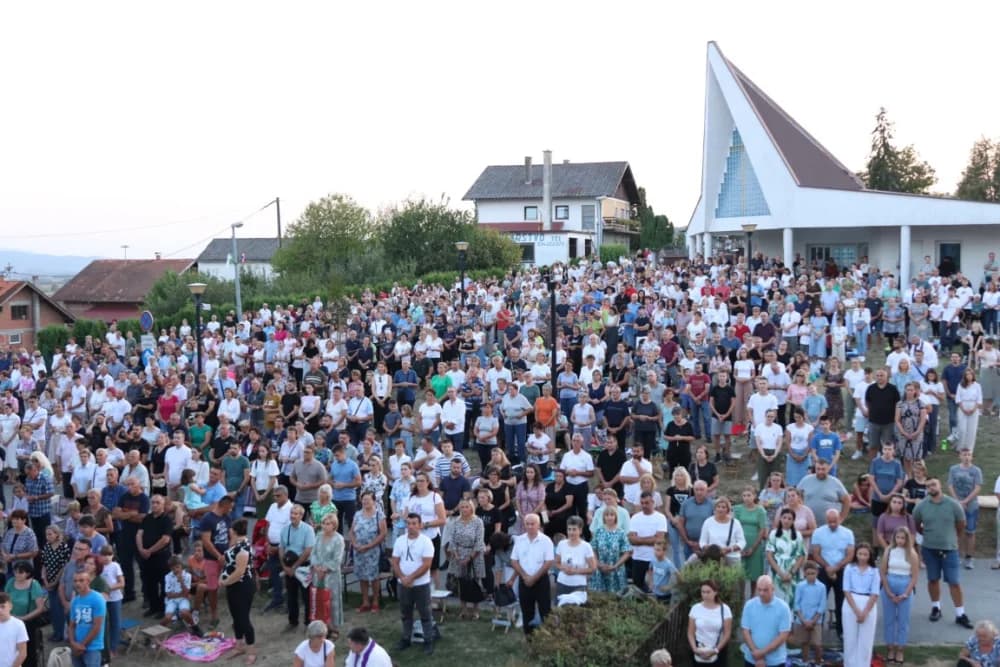 (VELIKA FOTOGALERIJA) Mnoštvo vjernika proslavilo Gospu od suza u Pleternici: „Suze Marijine su svete, a svaka prolivena suza je molitva i vapaj“