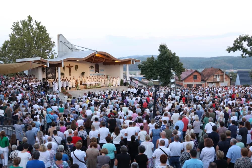 (VELIKA FOTOGALERIJA) Mnoštvo vjernika proslavilo Gospu od suza u Pleternici: „Suze Marijine su svete, a svaka prolivena suza je molitva i vapaj“