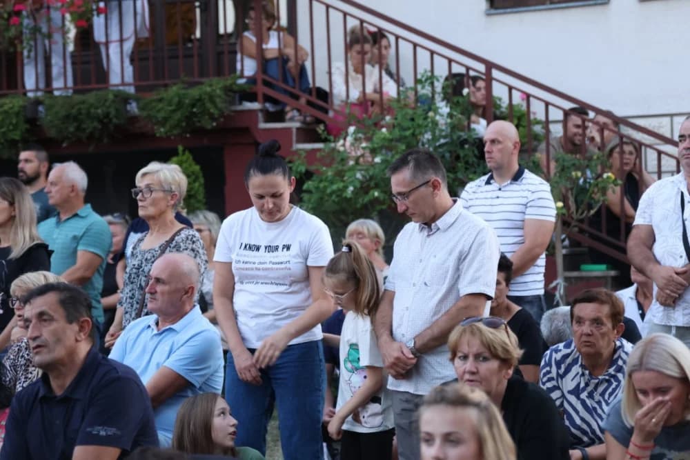(VELIKA FOTOGALERIJA) Mnoštvo vjernika proslavilo Gospu od suza u Pleternici: „Suze Marijine su svete, a svaka prolivena suza je molitva i vapaj“
