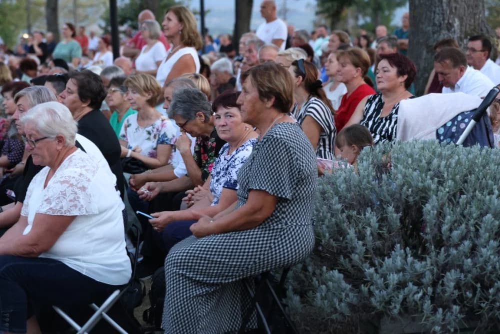 (VELIKA FOTOGALERIJA) Mnoštvo vjernika proslavilo Gospu od suza u Pleternici: „Suze Marijine su svete, a svaka prolivena suza je molitva i vapaj“