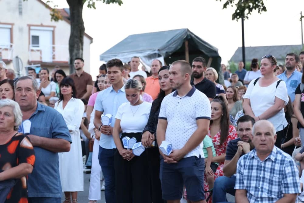 (VELIKA FOTOGALERIJA) Mnoštvo vjernika proslavilo Gospu od suza u Pleternici: „Suze Marijine su svete, a svaka prolivena suza je molitva i vapaj“