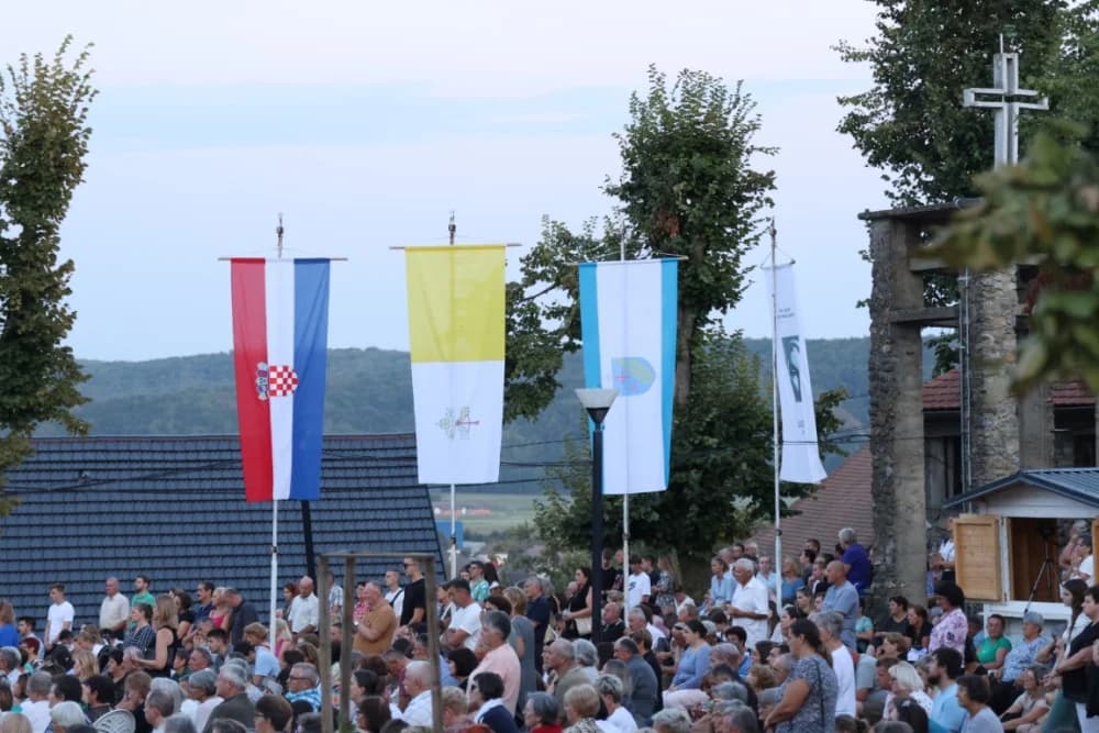 (VELIKA FOTOGALERIJA) Mnoštvo vjernika proslavilo Gospu od suza u Pleternici: „Suze Marijine su svete, a svaka prolivena suza je molitva i vapaj“
