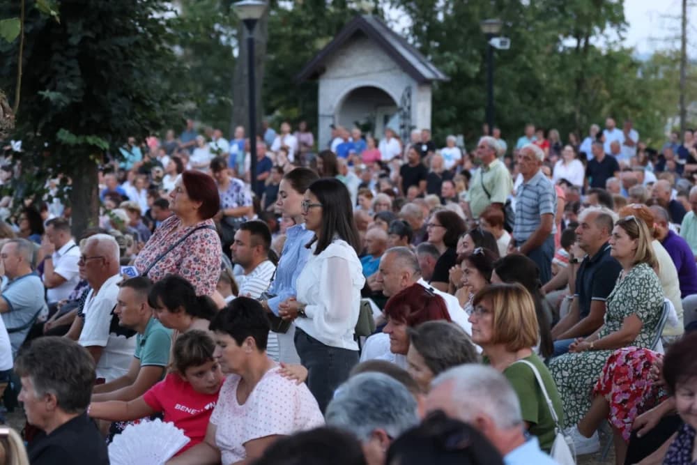 (VELIKA FOTOGALERIJA) Mnoštvo vjernika proslavilo Gospu od suza u Pleternici: „Suze Marijine su svete, a svaka prolivena suza je molitva i vapaj“