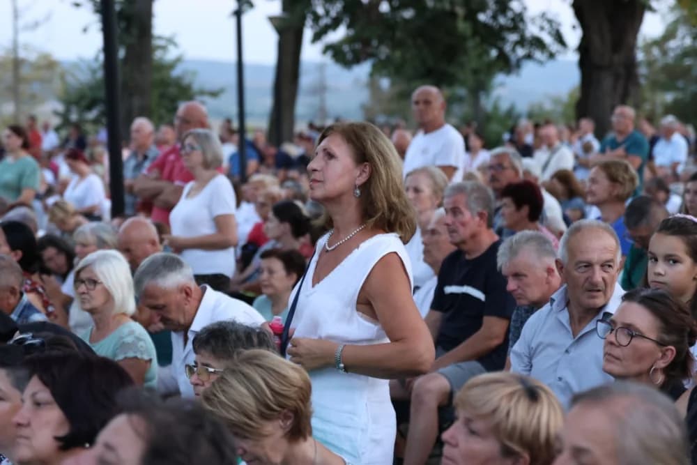 (VELIKA FOTOGALERIJA) Mnoštvo vjernika proslavilo Gospu od suza u Pleternici: „Suze Marijine su svete, a svaka prolivena suza je molitva i vapaj“