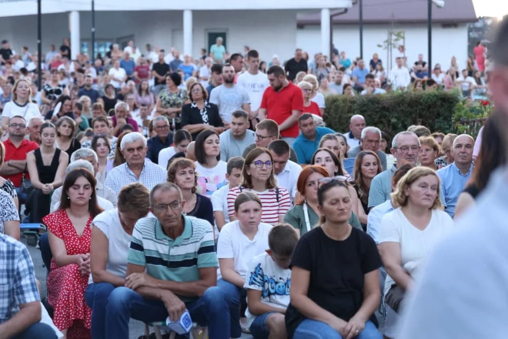 (VELIKA FOTOGALERIJA) Mnoštvo vjernika proslavilo Gospu od suza u Pleternici: „Suze Marijine su svete, a svaka prolivena suza je molitva i vapaj“