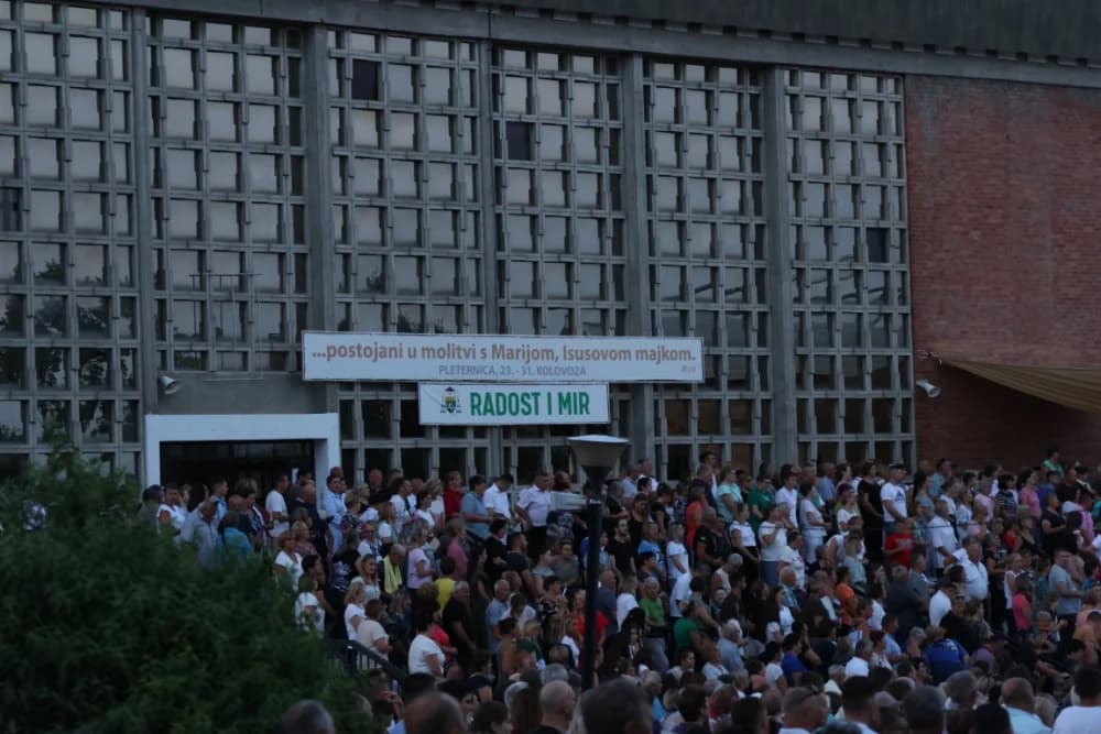 (VELIKA FOTOGALERIJA) Mnoštvo vjernika proslavilo Gospu od suza u Pleternici: „Suze Marijine su svete, a svaka prolivena suza je molitva i vapaj“
