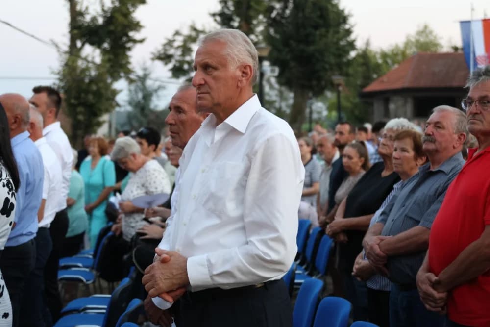 (VELIKA FOTOGALERIJA) Mnoštvo vjernika proslavilo Gospu od suza u Pleternici: „Suze Marijine su svete, a svaka prolivena suza je molitva i vapaj“