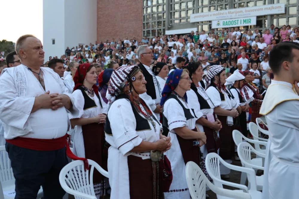 (VELIKA FOTOGALERIJA) Mnoštvo vjernika proslavilo Gospu od suza u Pleternici: „Suze Marijine su svete, a svaka prolivena suza je molitva i vapaj“