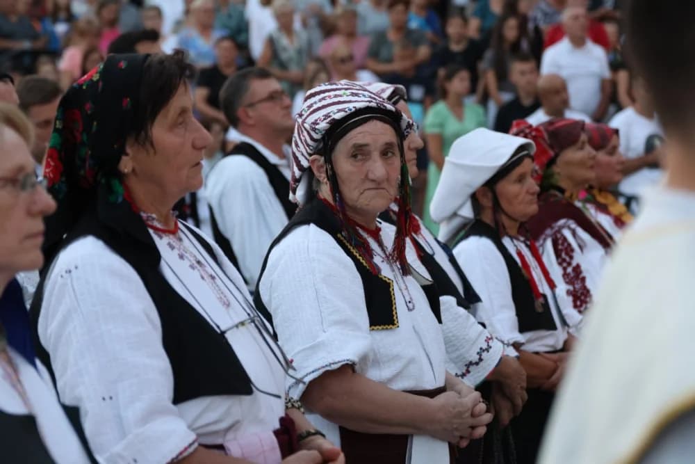 (VELIKA FOTOGALERIJA) Mnoštvo vjernika proslavilo Gospu od suza u Pleternici: „Suze Marijine su svete, a svaka prolivena suza je molitva i vapaj“