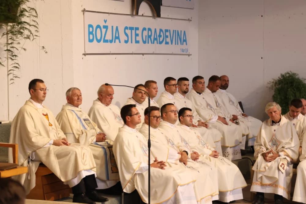 (VELIKA FOTOGALERIJA) Mnoštvo vjernika proslavilo Gospu od suza u Pleternici: „Suze Marijine su svete, a svaka prolivena suza je molitva i vapaj“
